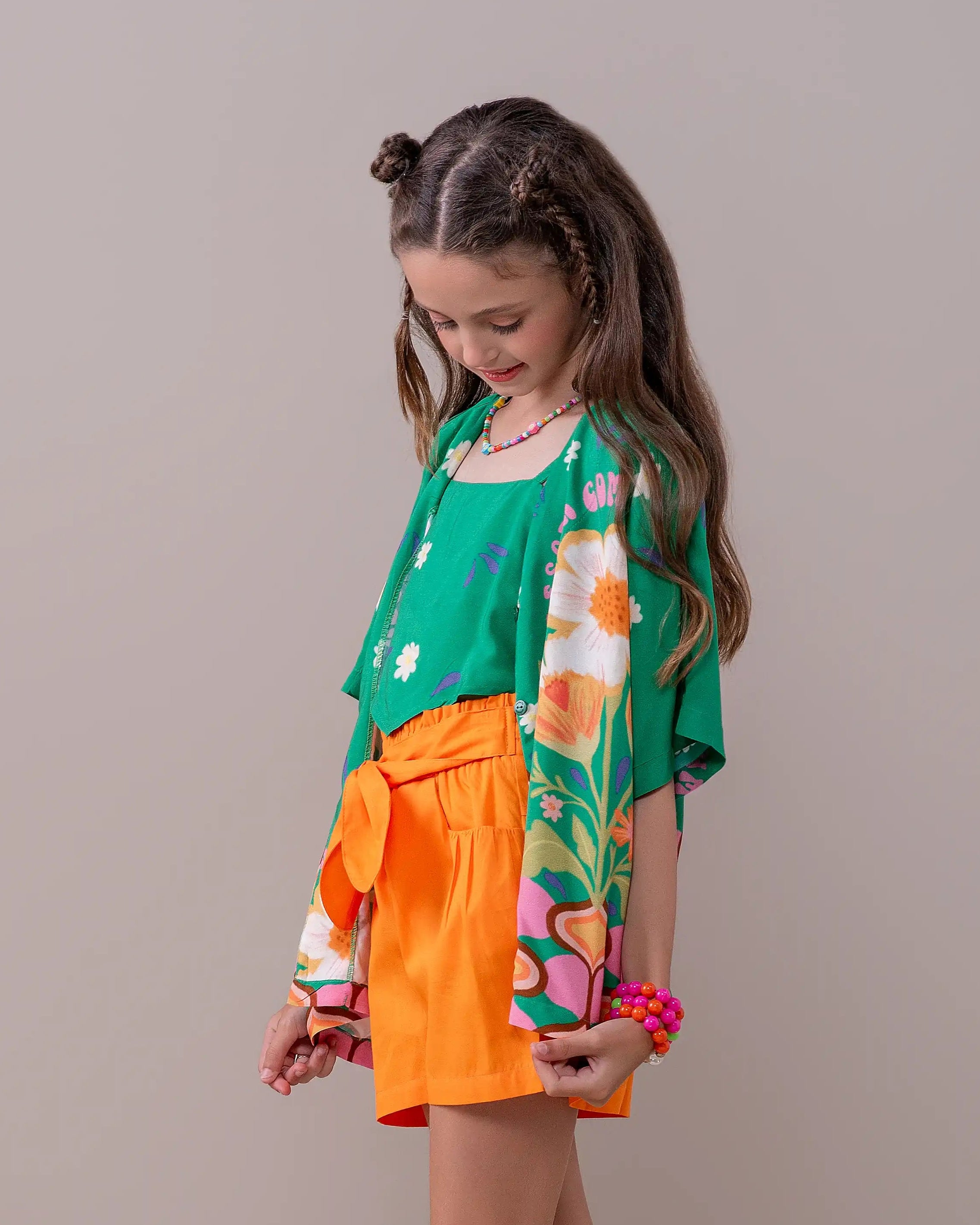 Short feminino infantil com cintura alta e detalhe de laço, peça lúdica e confortável