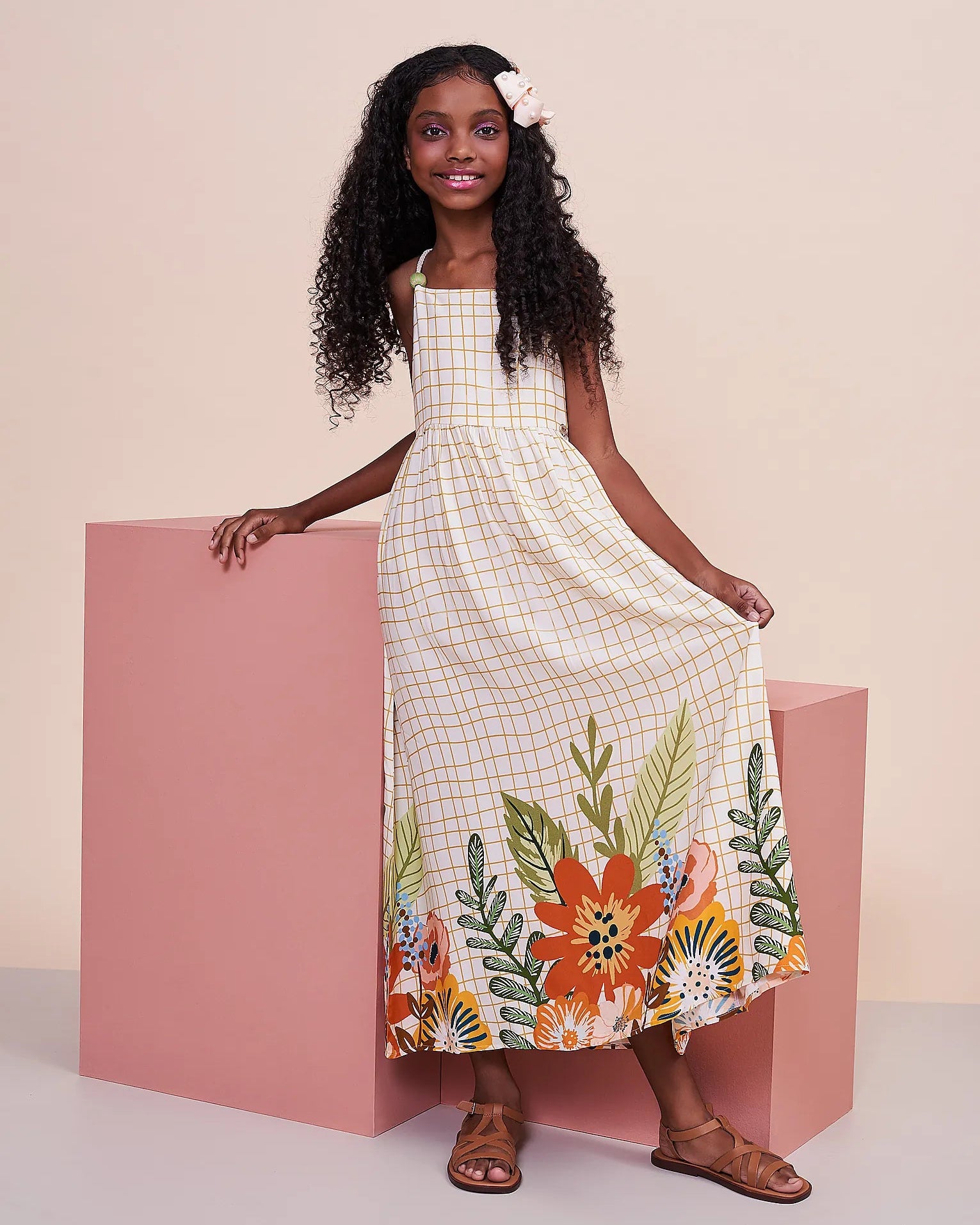 Vestido longo feminino infantil com estampa floral colorida e fundo xadrez
