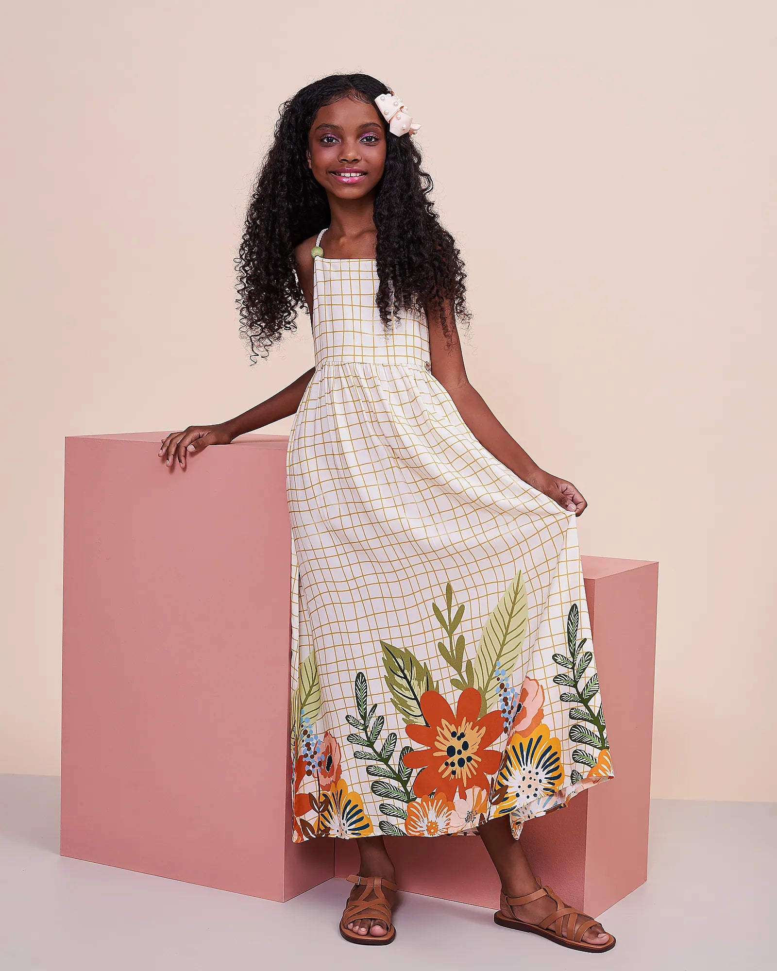 Vestido longo feminino infantil com estampa floral colorida e fundo xadrez