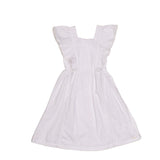 Vestido curto branco com alças largas e babados, detalhe delicado