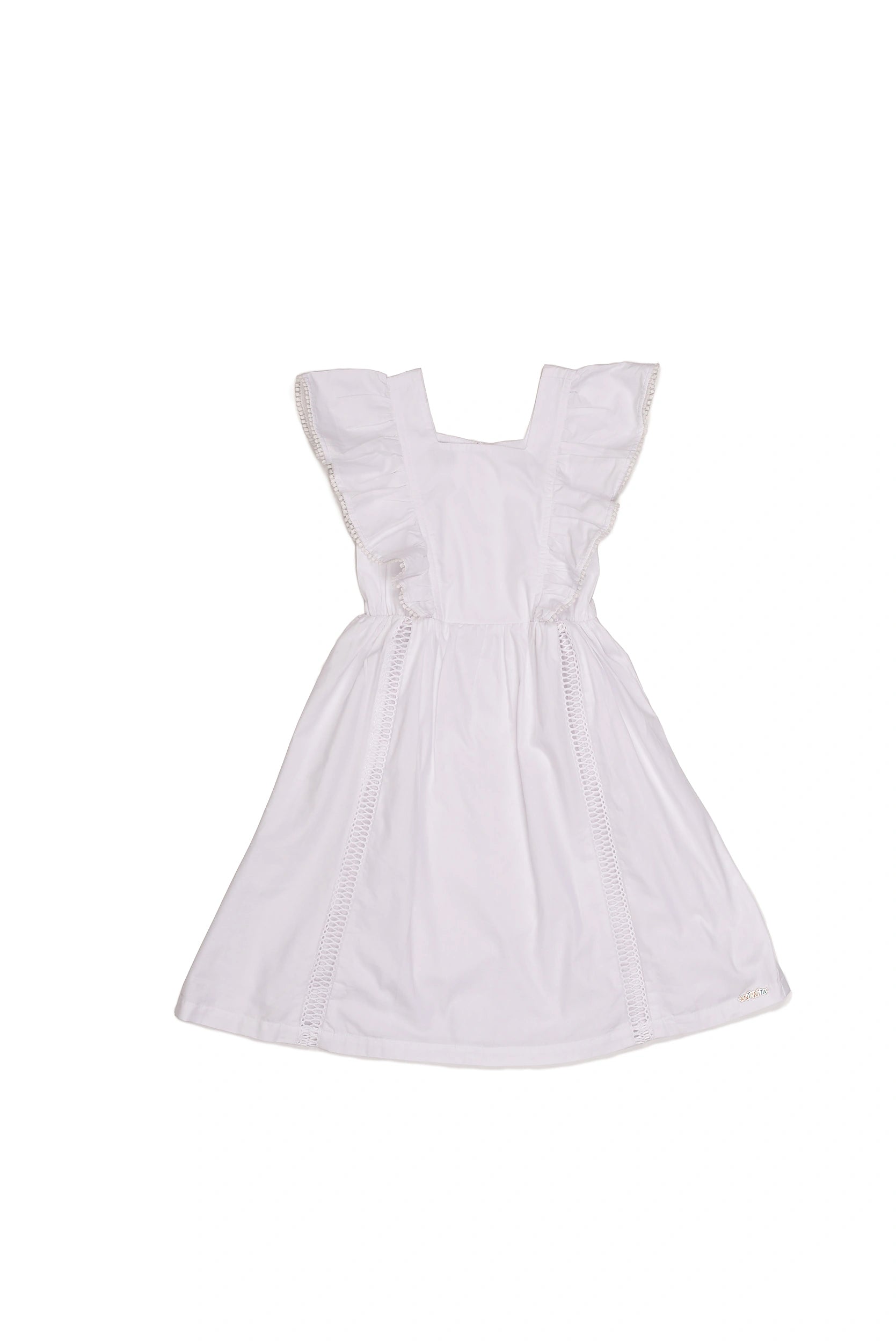 Vestido curto branco com alças largas e babados, detalhe delicado