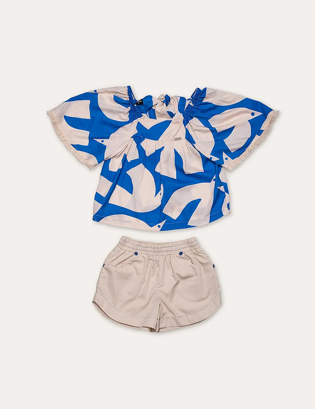 Conjunto feminino infantil com blusa de mangas amplas estampada em azul e branco e short claro