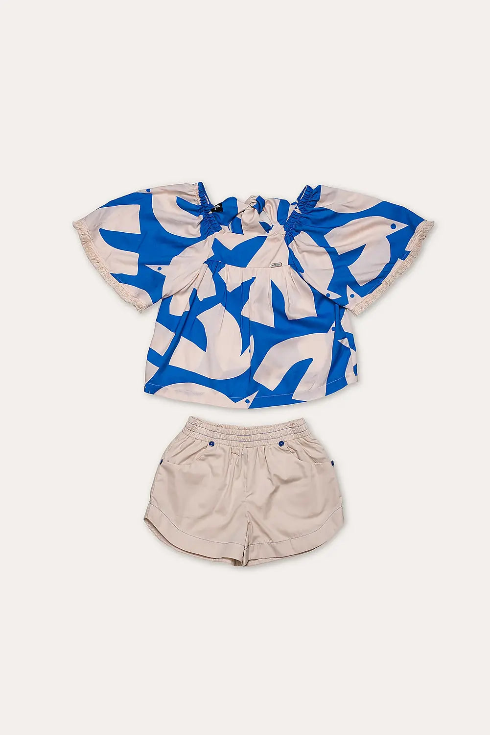 Conjunto feminino infantil com blusa de mangas amplas estampada em azul e branco e short claro