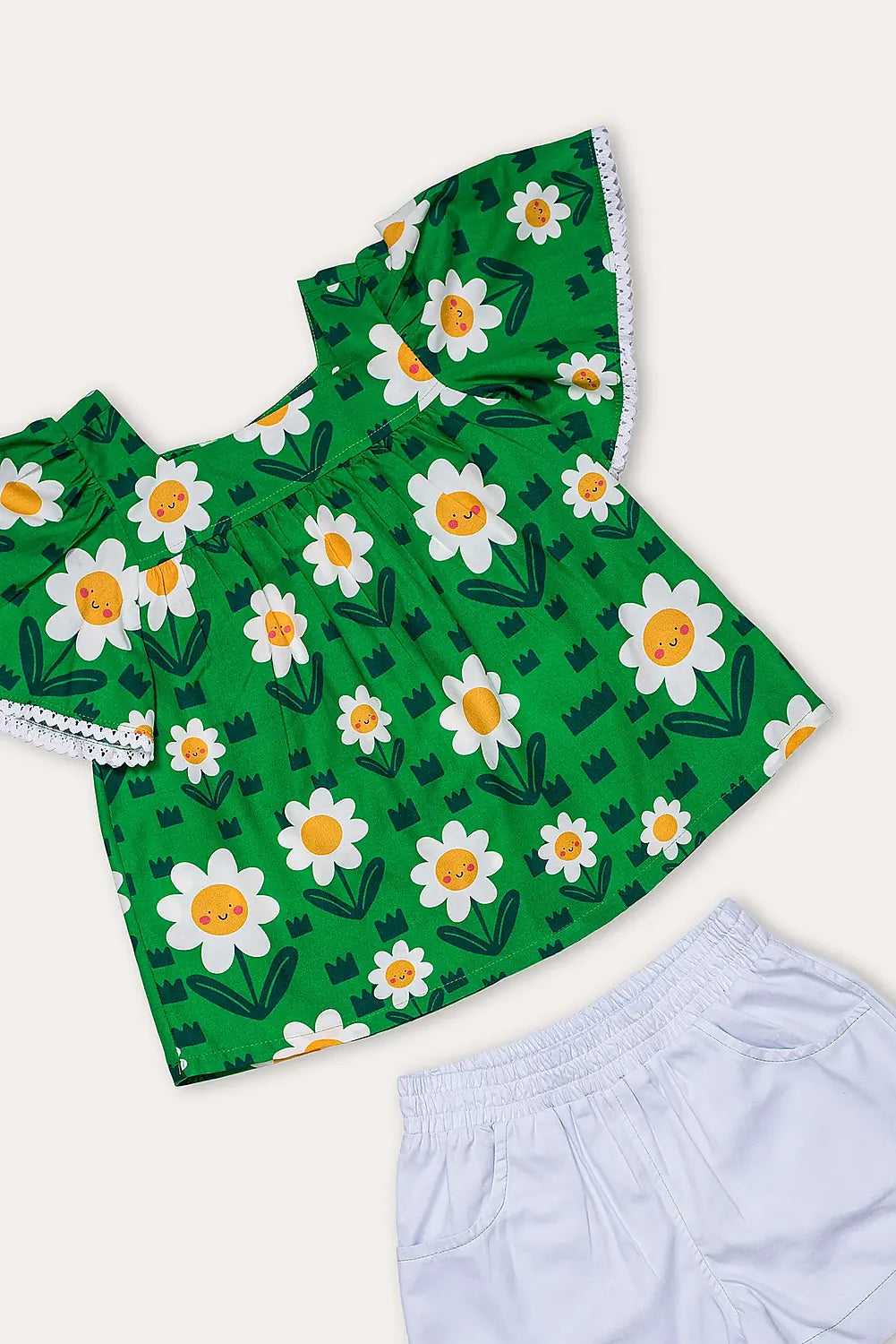 Conjunto infantil feminino com blusa verde de flores brancas e short branco