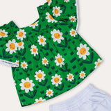 Conjunto infantil feminino com blusa verde de flores brancas e short branco