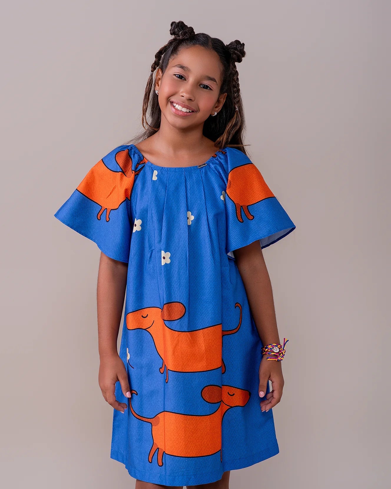 Vestido infantil azul com estampa de cachorrinhos Basset e mangas amplas