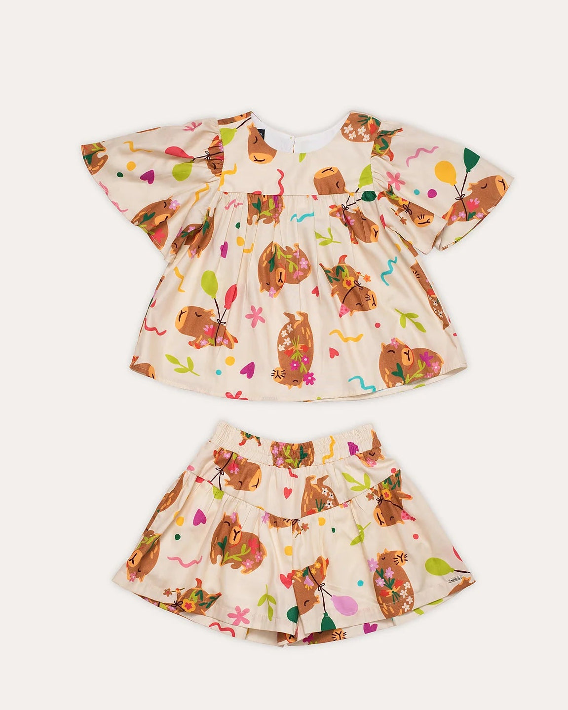 Conjunto infantil feminino com blusa de mangas amplas e saia, estampa de capivaras e balões coloridos