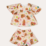 Conjunto infantil feminino com blusa de mangas amplas e saia, estampa de capivaras e balões coloridos