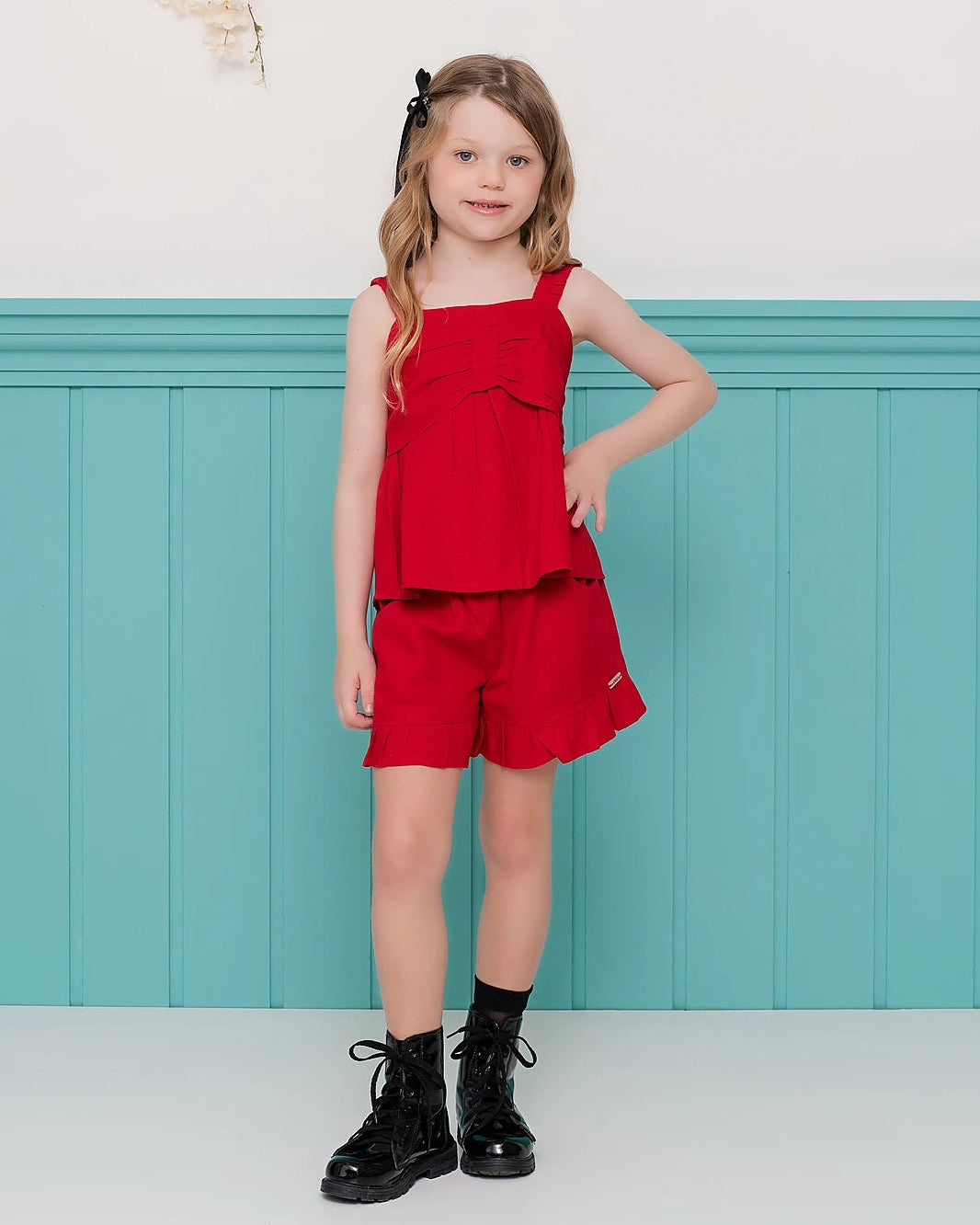 Conjunto feminino infantil vermelho com blusa de alças e saia-short, detalhes leves