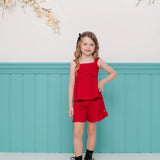 Conjunto feminino infantil vermelho com blusa de alças e saia-short, detalhes leves