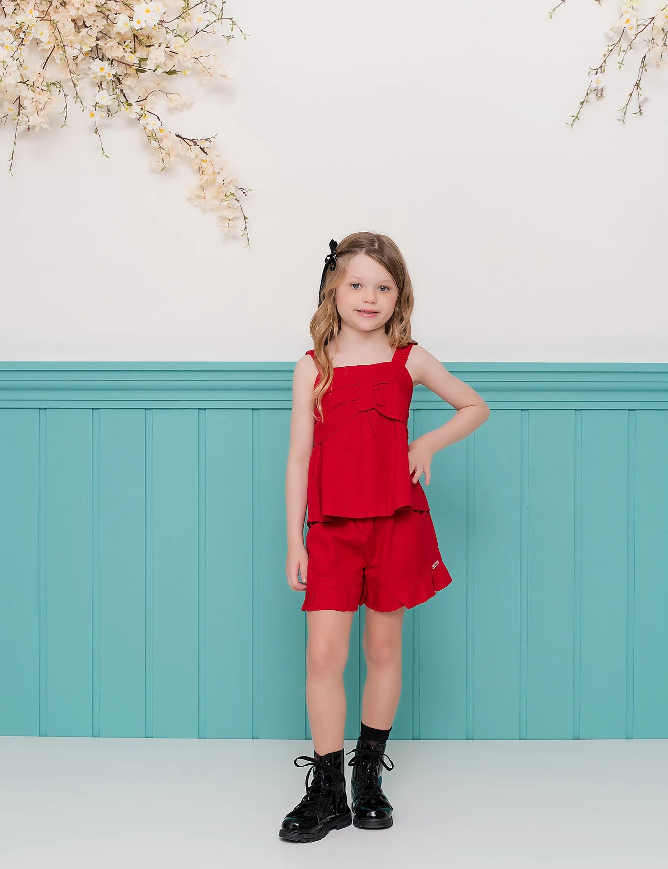 Conjunto feminino infantil vermelho com blusa de alças e saia-short, detalhes leves