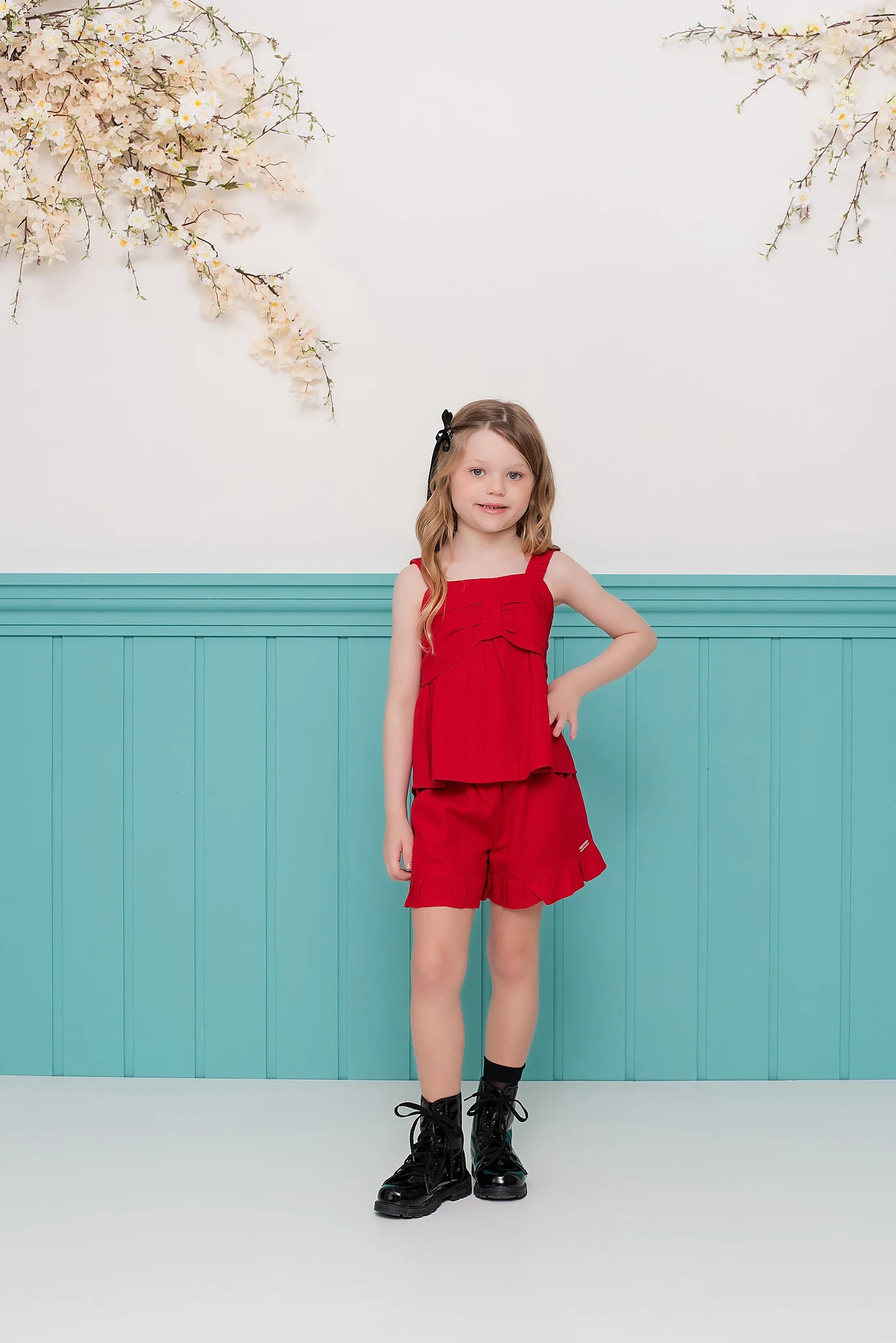 Conjunto feminino infantil vermelho com blusa de alças e saia-short, detalhes leves