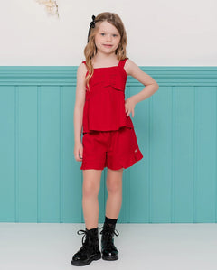 Conjunto feminino infantil vermelho com blusa de alças e saia-short, detalhes leves