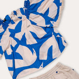 Conjunto feminino infantil com blusa de mangas amplas estampada em azul e branco e short claro