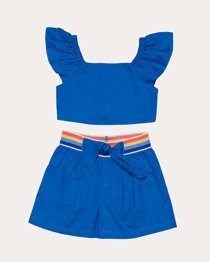 Conjunto feminino infantil azul com blusa de alças largas e saia-short com faixa colorida