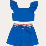 Conjunto feminino infantil azul com blusa de alças largas e saia-short com faixa colorida