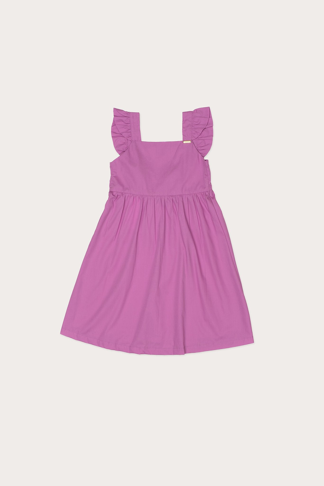 Vestido infantil lilás com alças largas e detalhes franzidos, saia solta