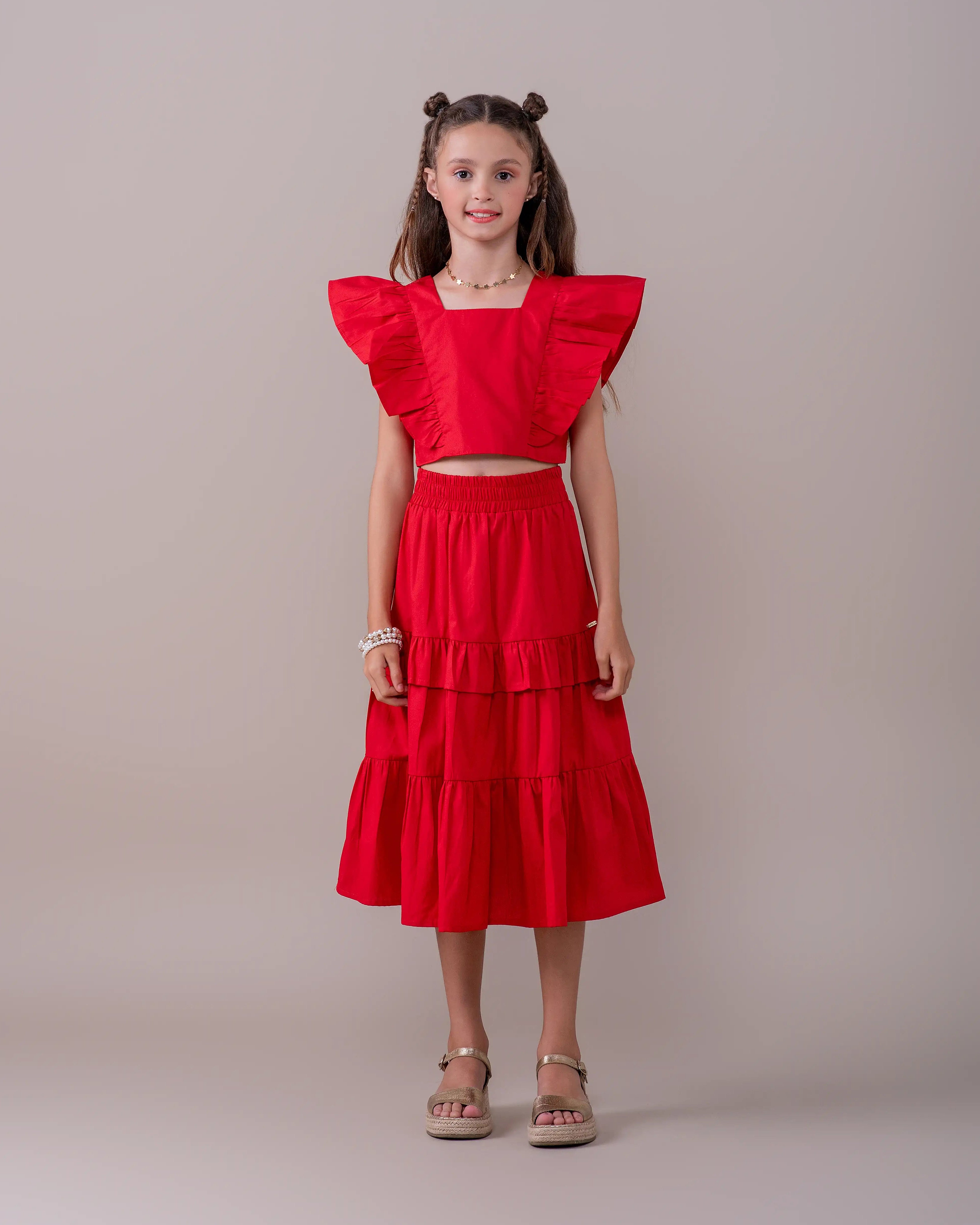 Conjunto infantil feminino com blusa de babados e saia volumosa em camadas