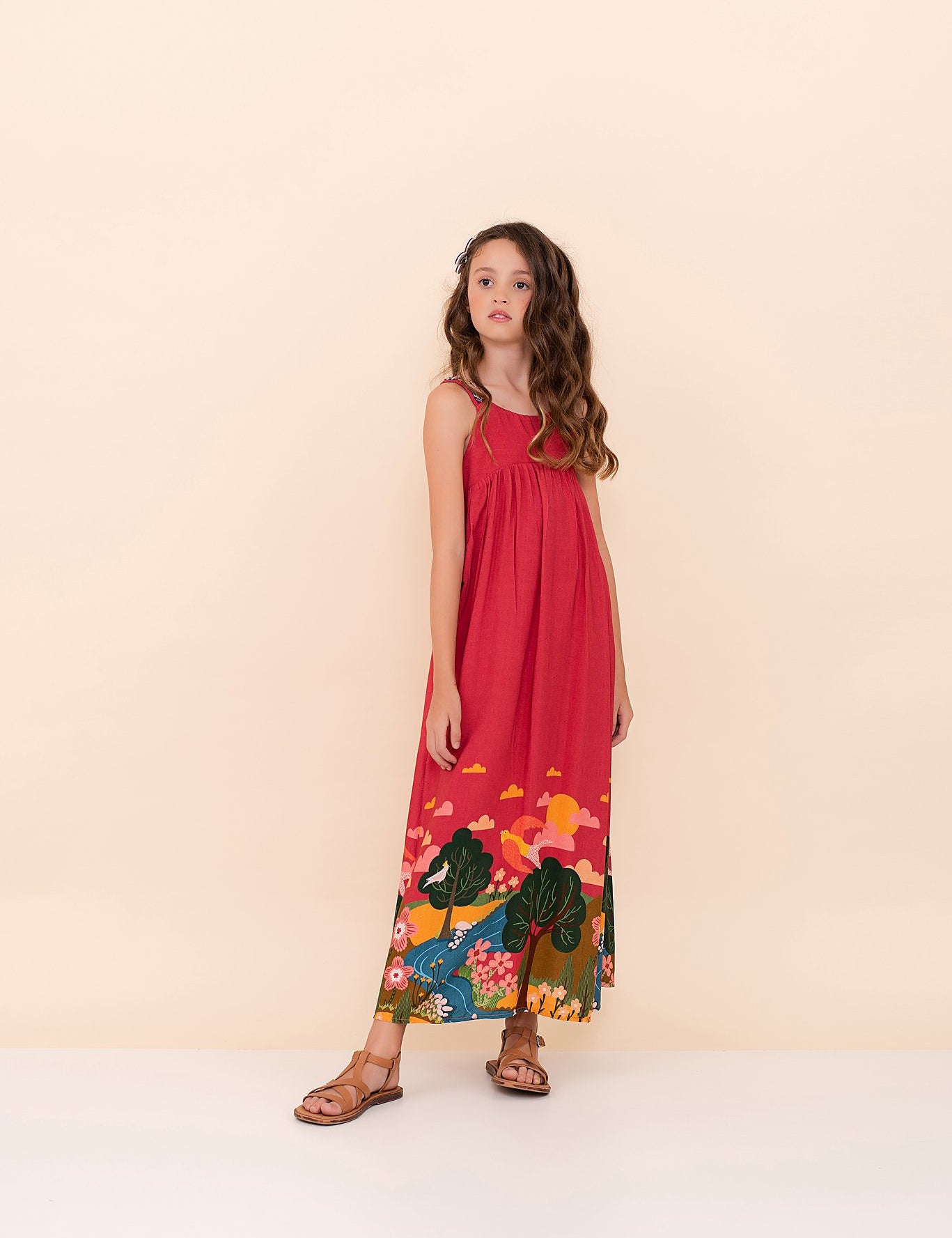 Vestido longo vermelho com estampa de floresta, alças largas e saia fluida