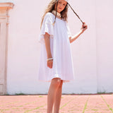 Blusa infantil branca com mangas bufantes e gola arredondada, ideal para looks leves