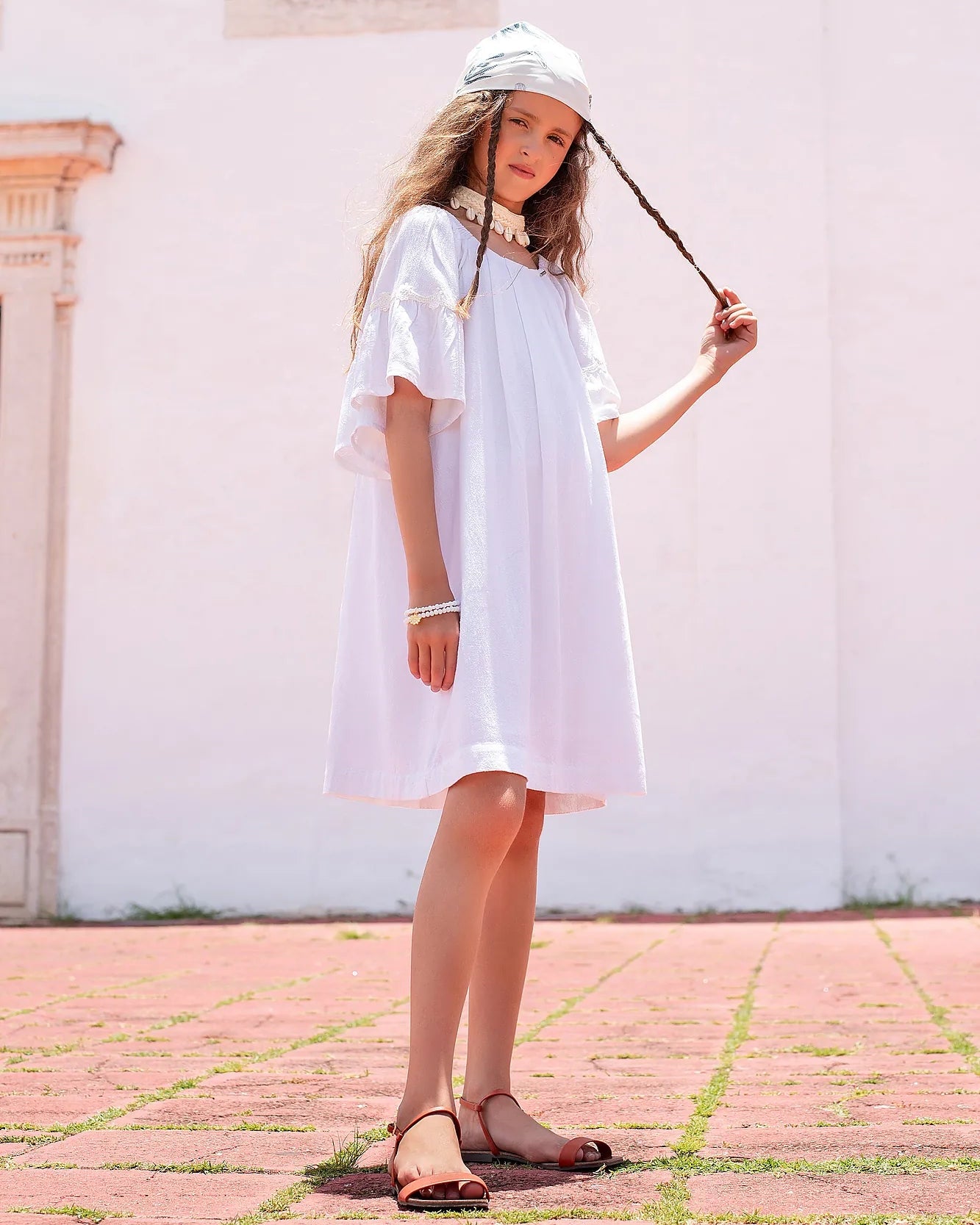 Blusa infantil branca com mangas bufantes e gola arredondada, ideal para looks leves