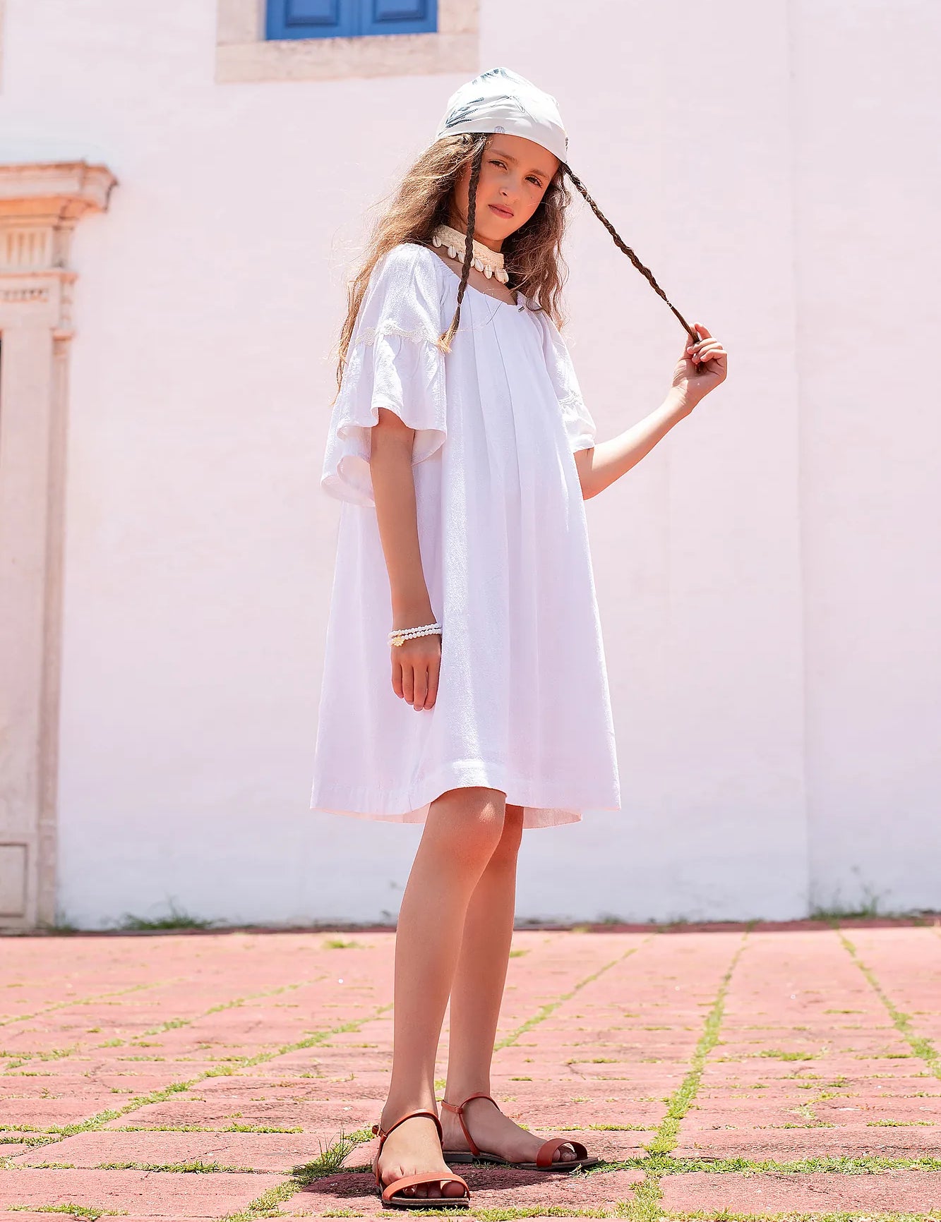 Blusa infantil branca com mangas bufantes e gola arredondada, ideal para looks leves