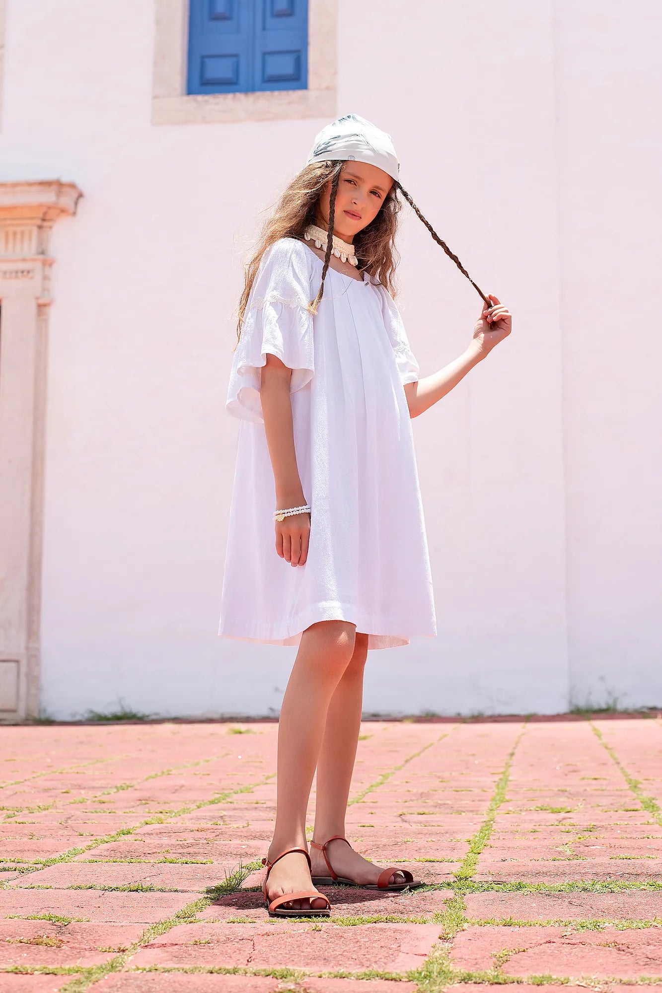 Blusa infantil branca com mangas bufantes e gola arredondada, ideal para looks leves