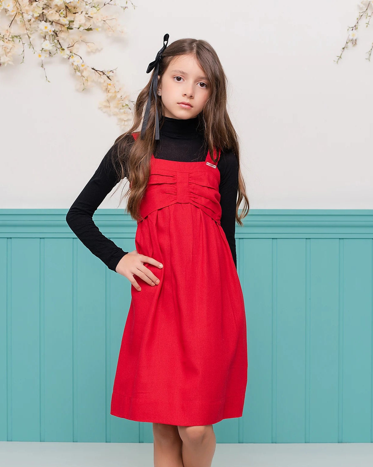 Vestido curto vermelho com alças largas e caimento leve, ideal para meninas.