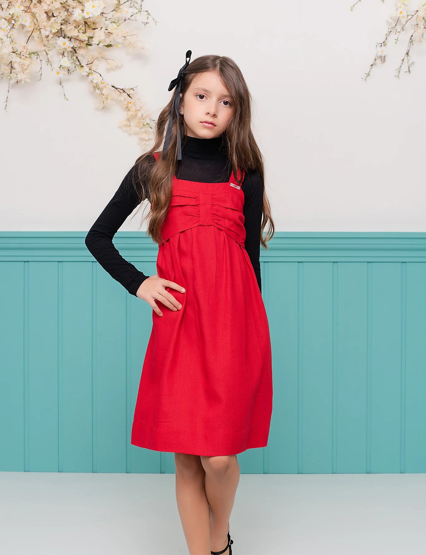Vestido curto vermelho com alças largas e caimento leve, ideal para meninas.