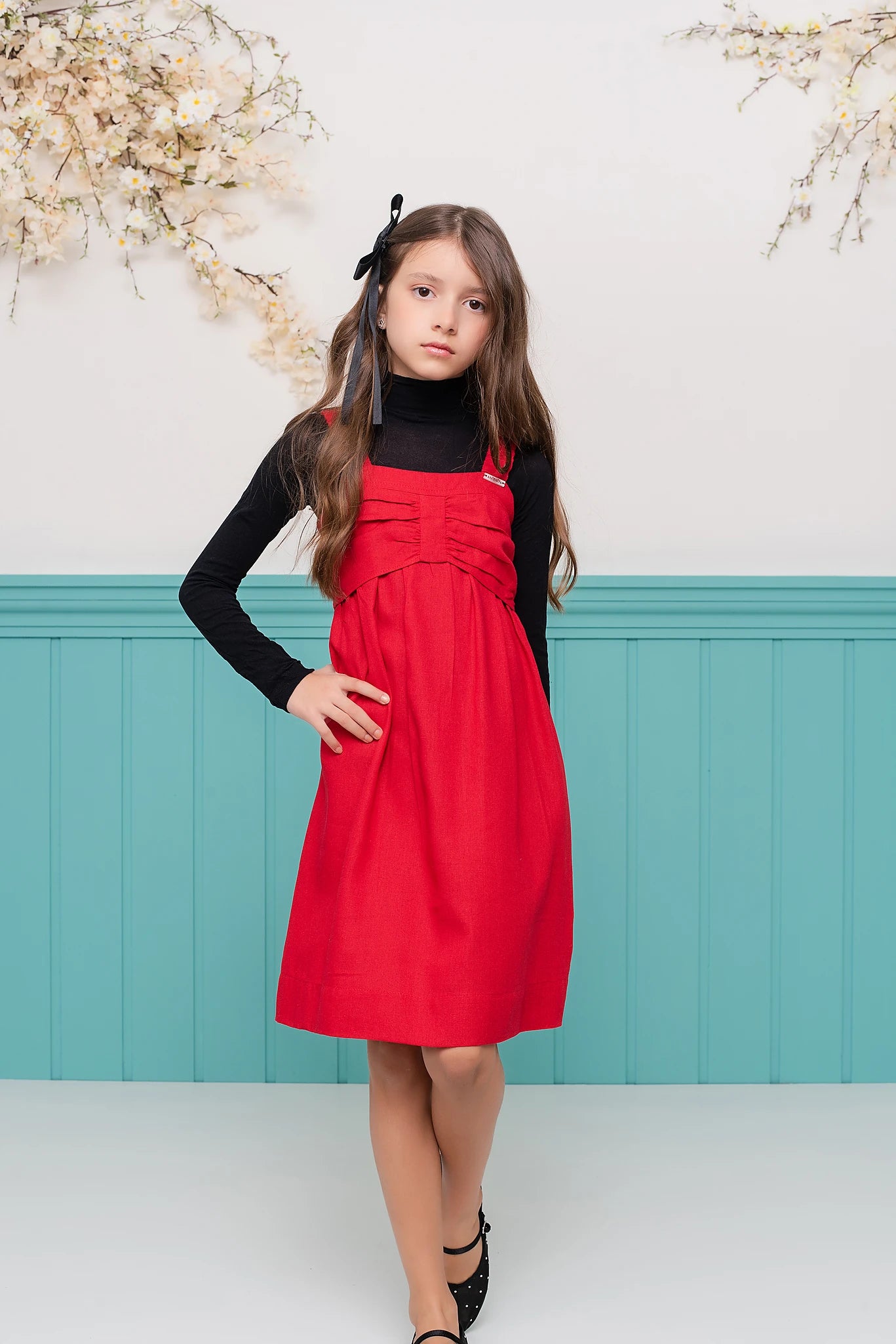 Vestido curto vermelho com alças largas e caimento leve, ideal para meninas.
