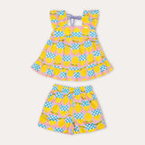 Conjunto infantil feminino com blusa de alças largas e short, estampa geométrica em amarelo e rosa