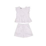 Conjunto infantil feminino com blusa branca de alças largas e shorts, detalhes em renda