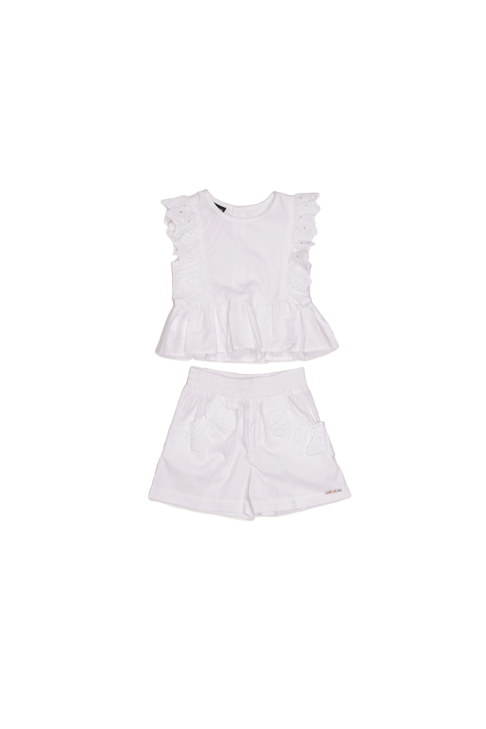 Conjunto infantil feminino com blusa branca de alças largas e shorts, detalhes em renda