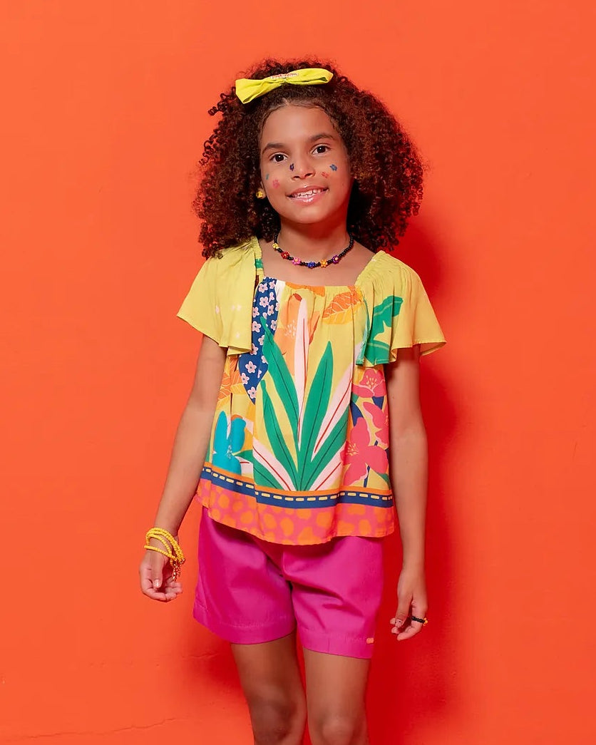 Conjunto infantil feminino com blusa tropical e short rosa, estampa de flores e folhas