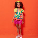 Conjunto infantil feminino com blusa tropical e short rosa, estampa de flores e folhas