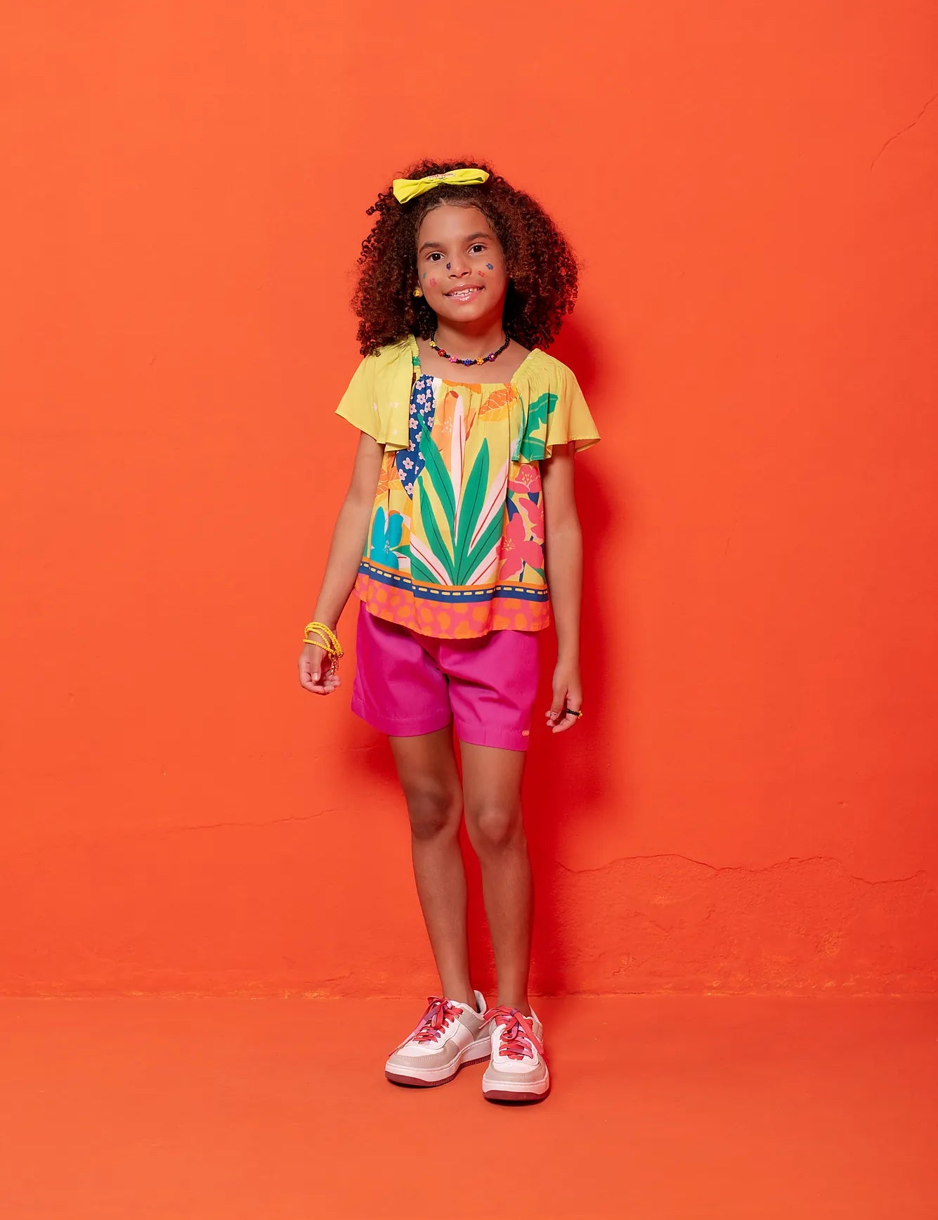 Conjunto infantil feminino com blusa tropical e short rosa, estampa de flores e folhas