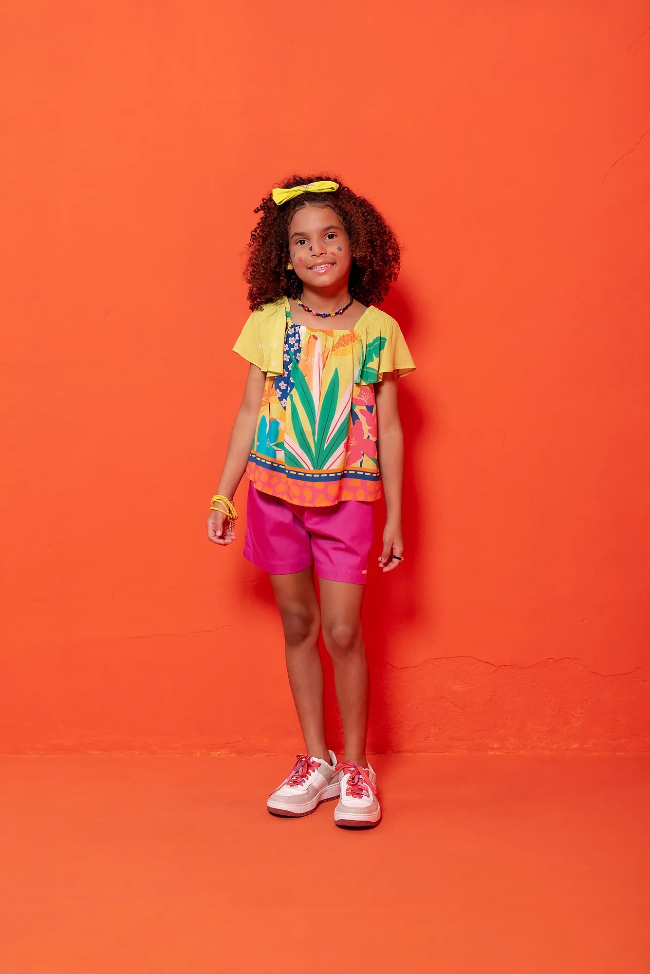 Conjunto infantil feminino com blusa tropical e short rosa, estampa de flores e folhas