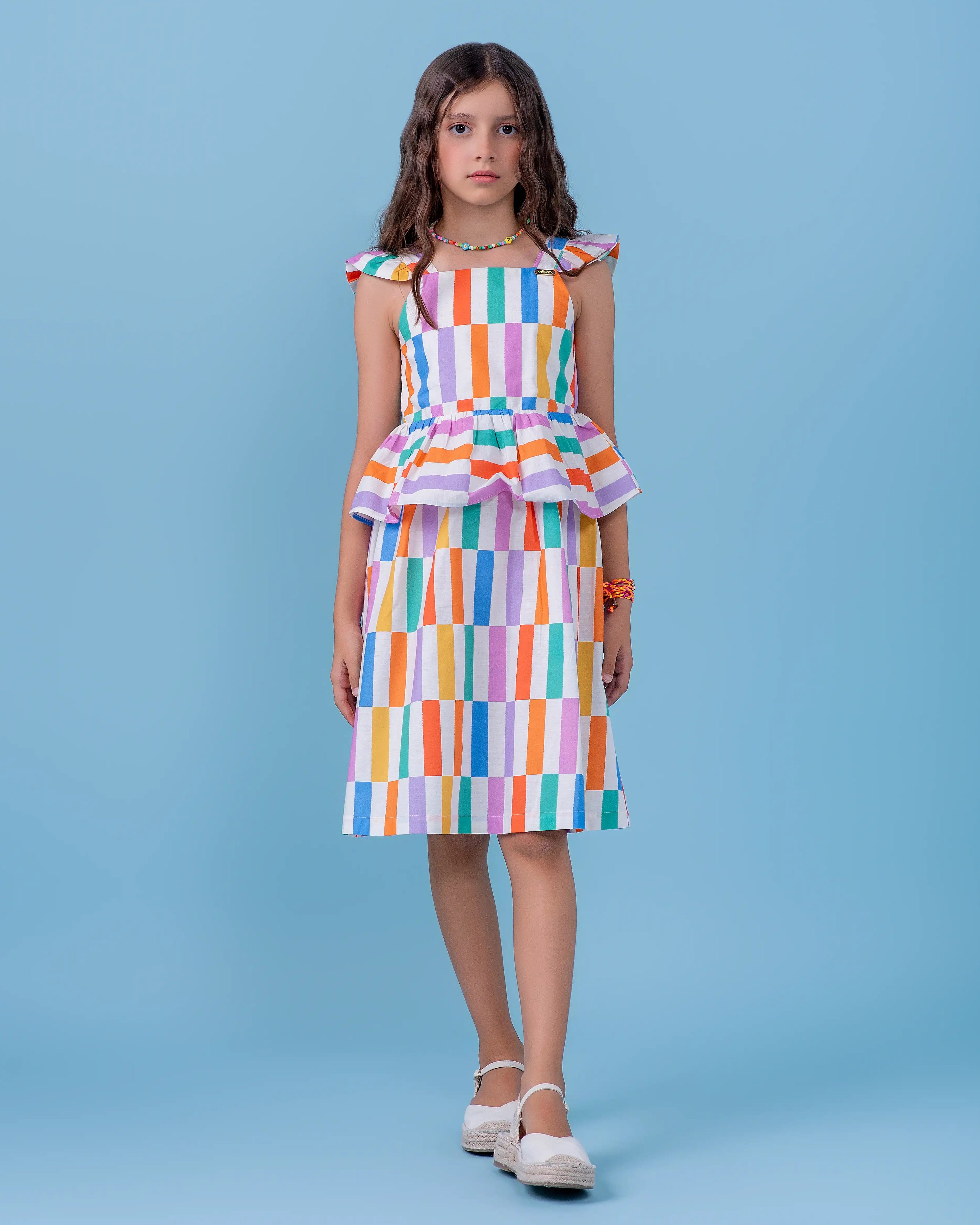 Vestido infantil feminino com estampa de palitos coloridos e alças de babado