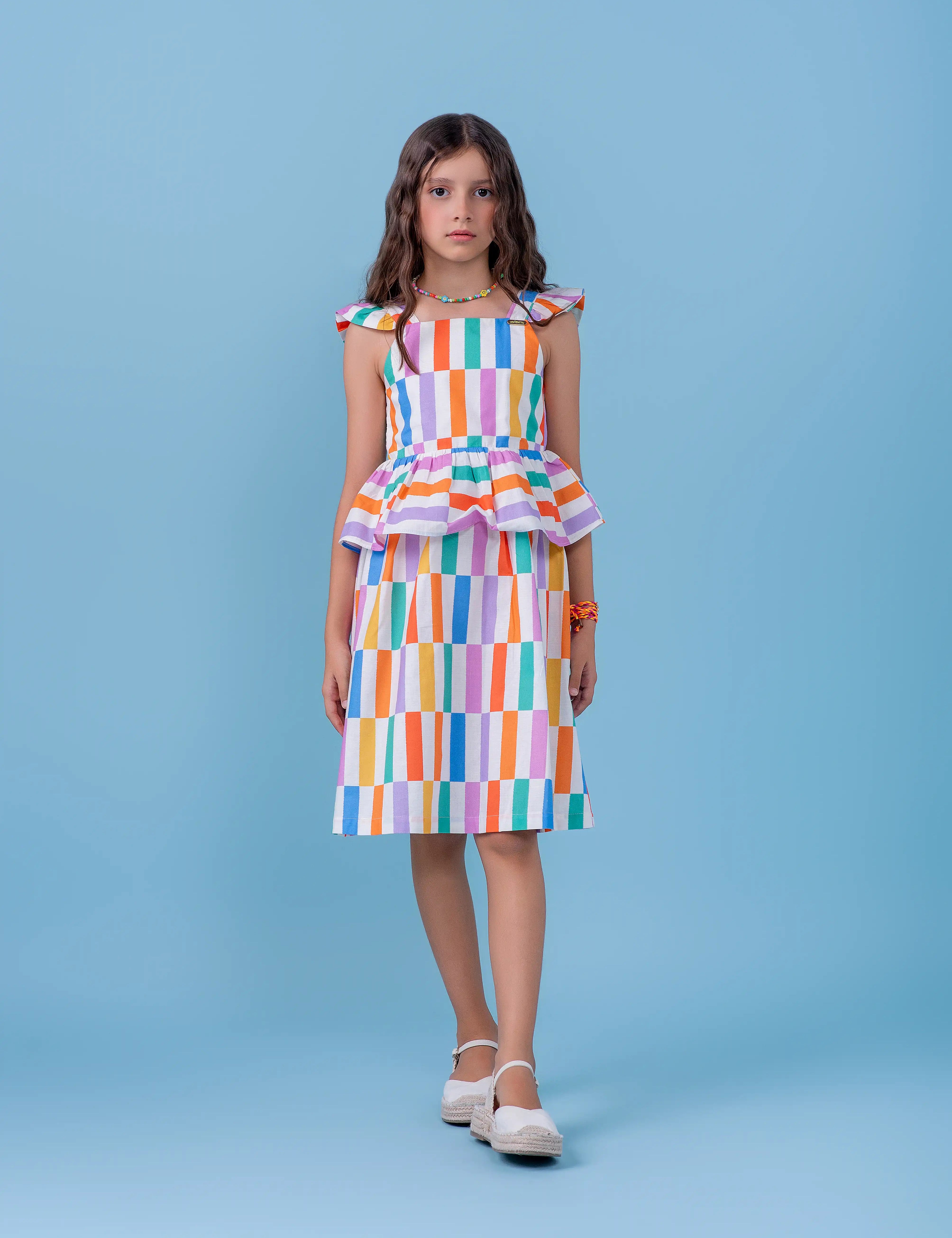 Vestido infantil feminino com estampa de palitos coloridos e alças de babado