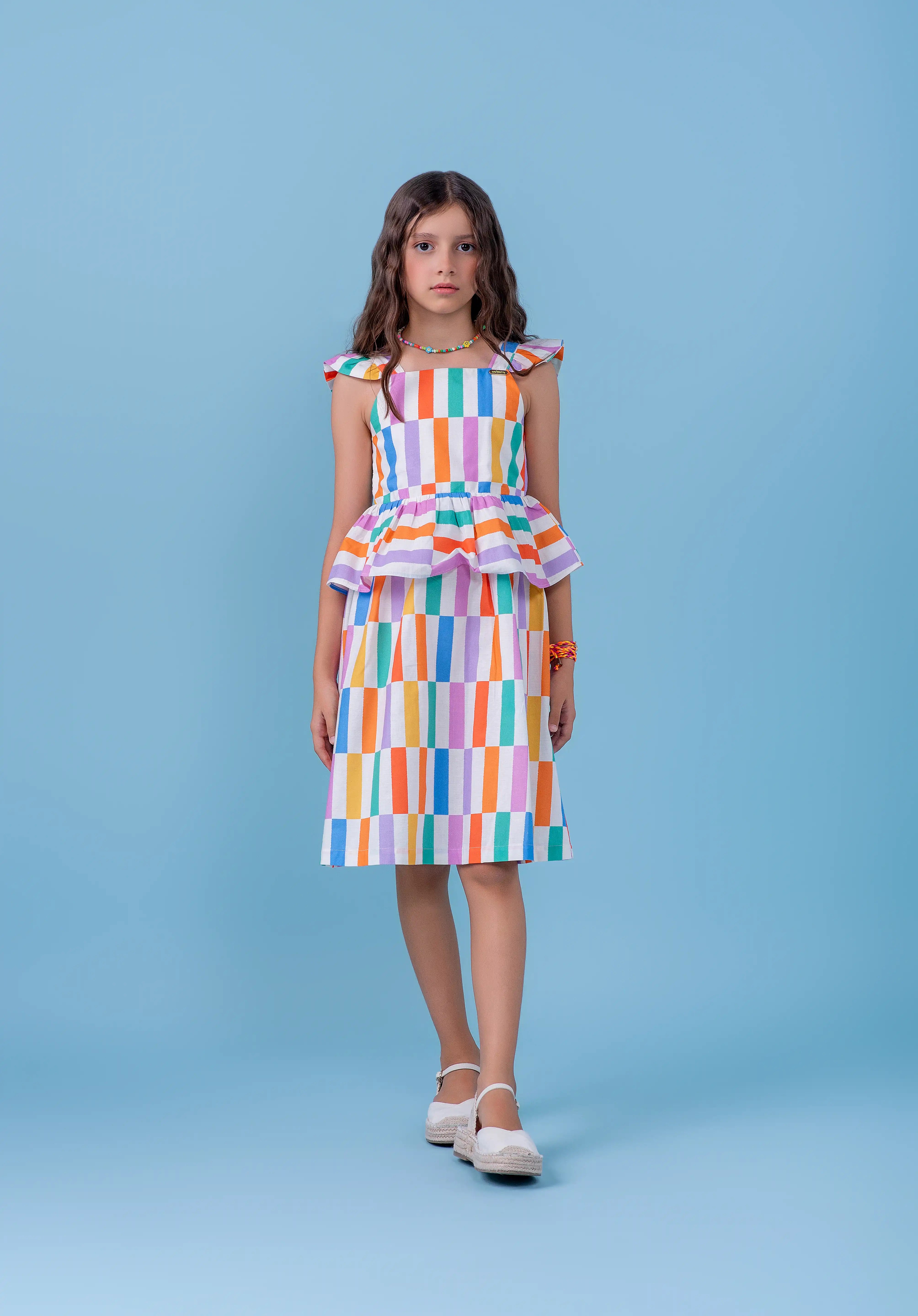 Vestido infantil feminino com estampa de palitos coloridos e alças de babado