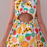 Vestido feminino infantil com estampa de frutas coloridas em fundo claro, alças largas e saia solta