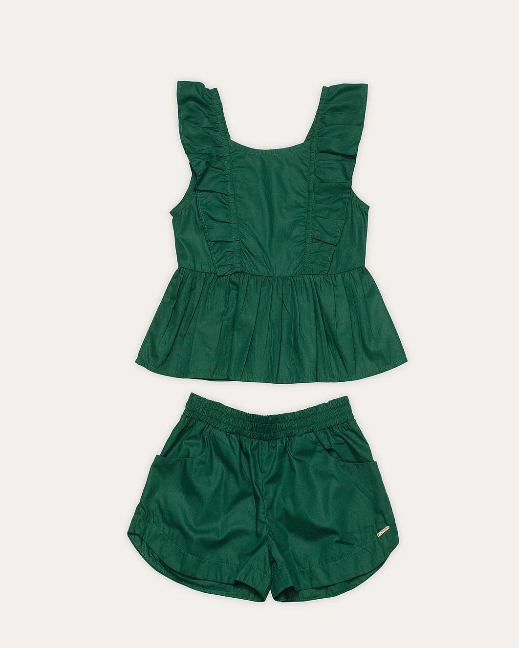 Conjunto infantil feminino com blusa de alças largas e shorts, detalhe de babados