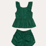 Conjunto infantil feminino com blusa de alças largas e shorts, detalhe de babados