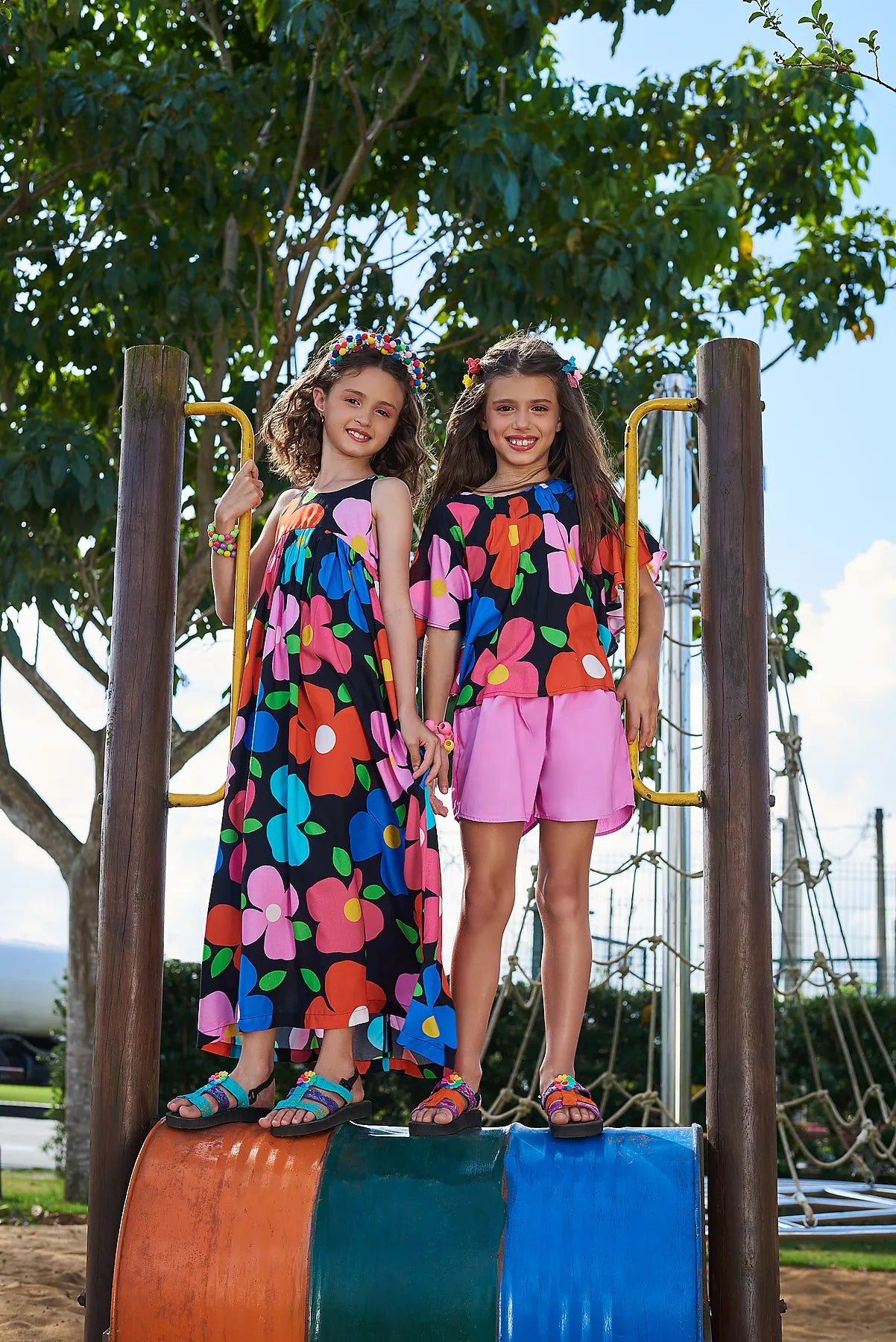 Vestido midi feminino infantil com estampa floral colorida e alças com pompons