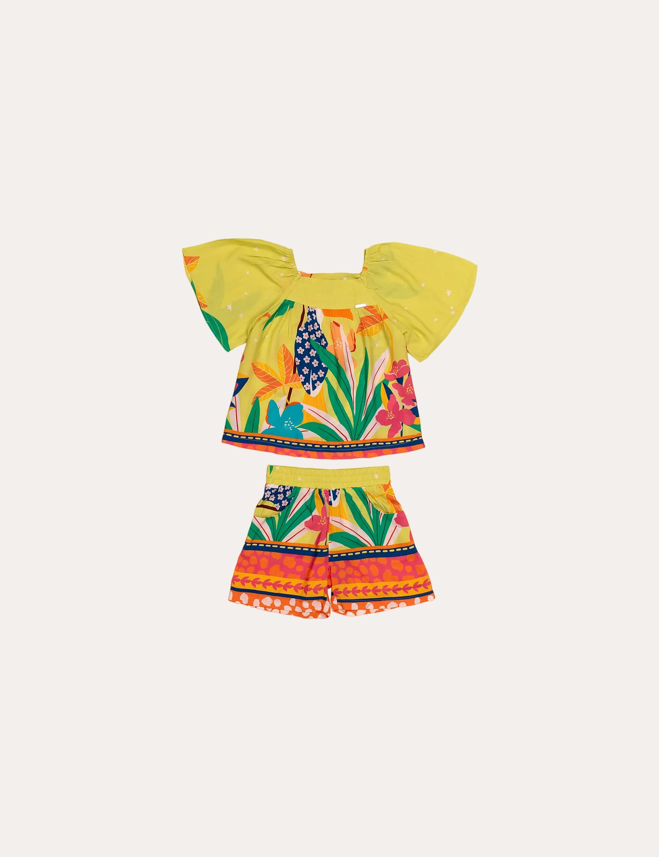 Conjunto infantil feminino com blusa de mangas amplas e estampa tropical colorida