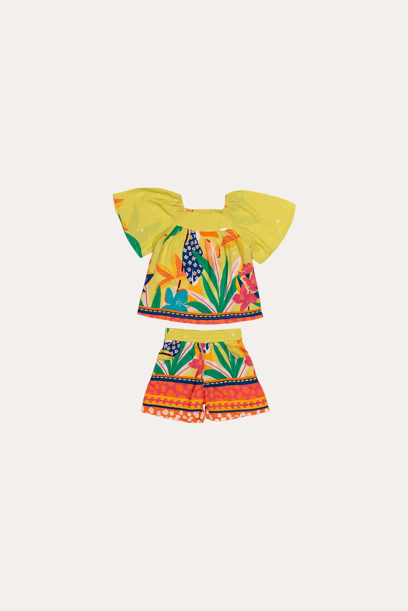 Conjunto infantil feminino com blusa de mangas amplas e estampa tropical colorida