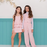 Conjunto feminino infantil com colete e calças largas, detalhe de botões no colete