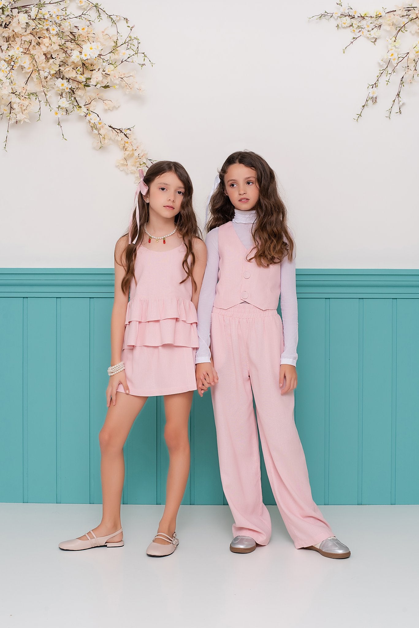 Conjunto feminino infantil com colete e calças largas, detalhe de botões no colete