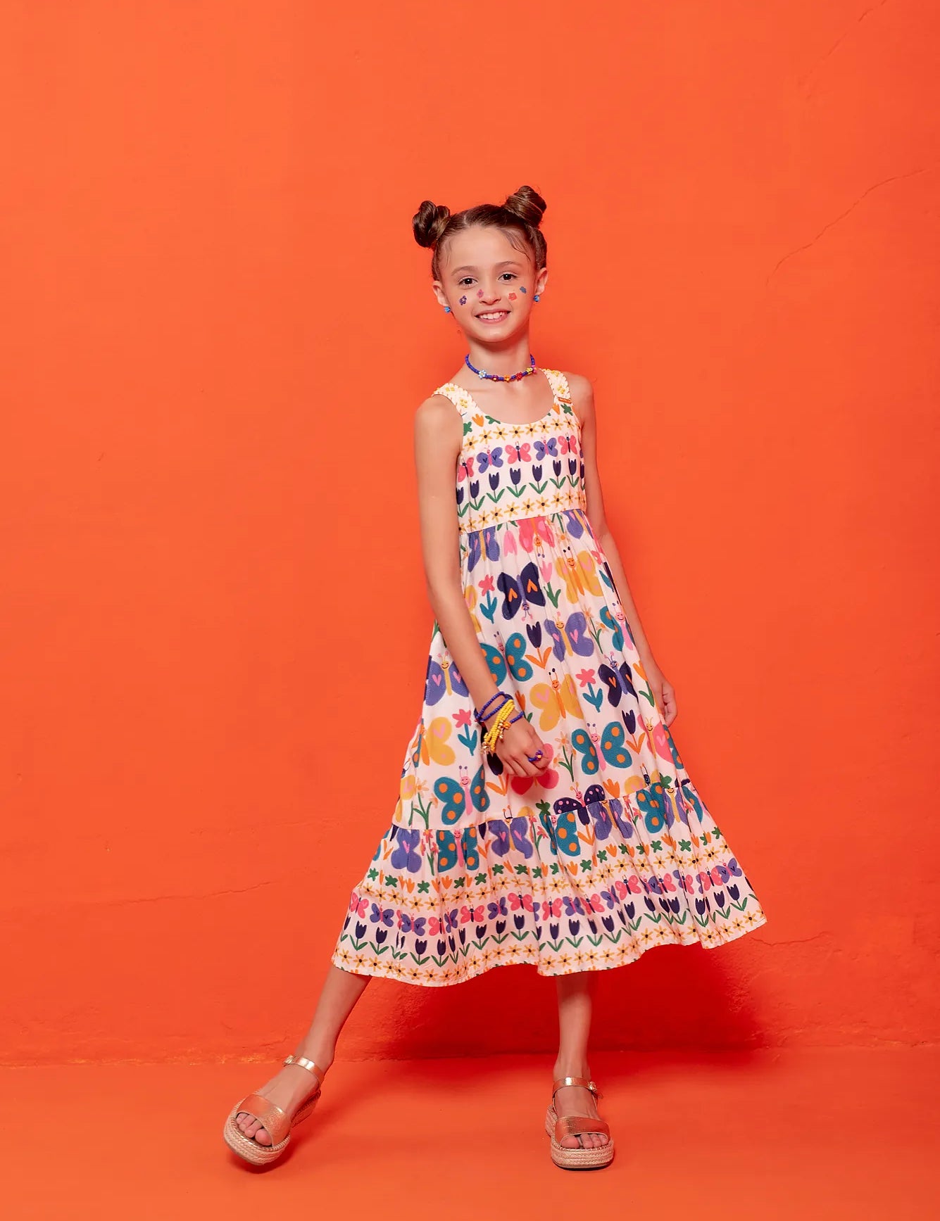 Vestido midi feminino infantil com estampa de borboletas coloridas e babados na barra