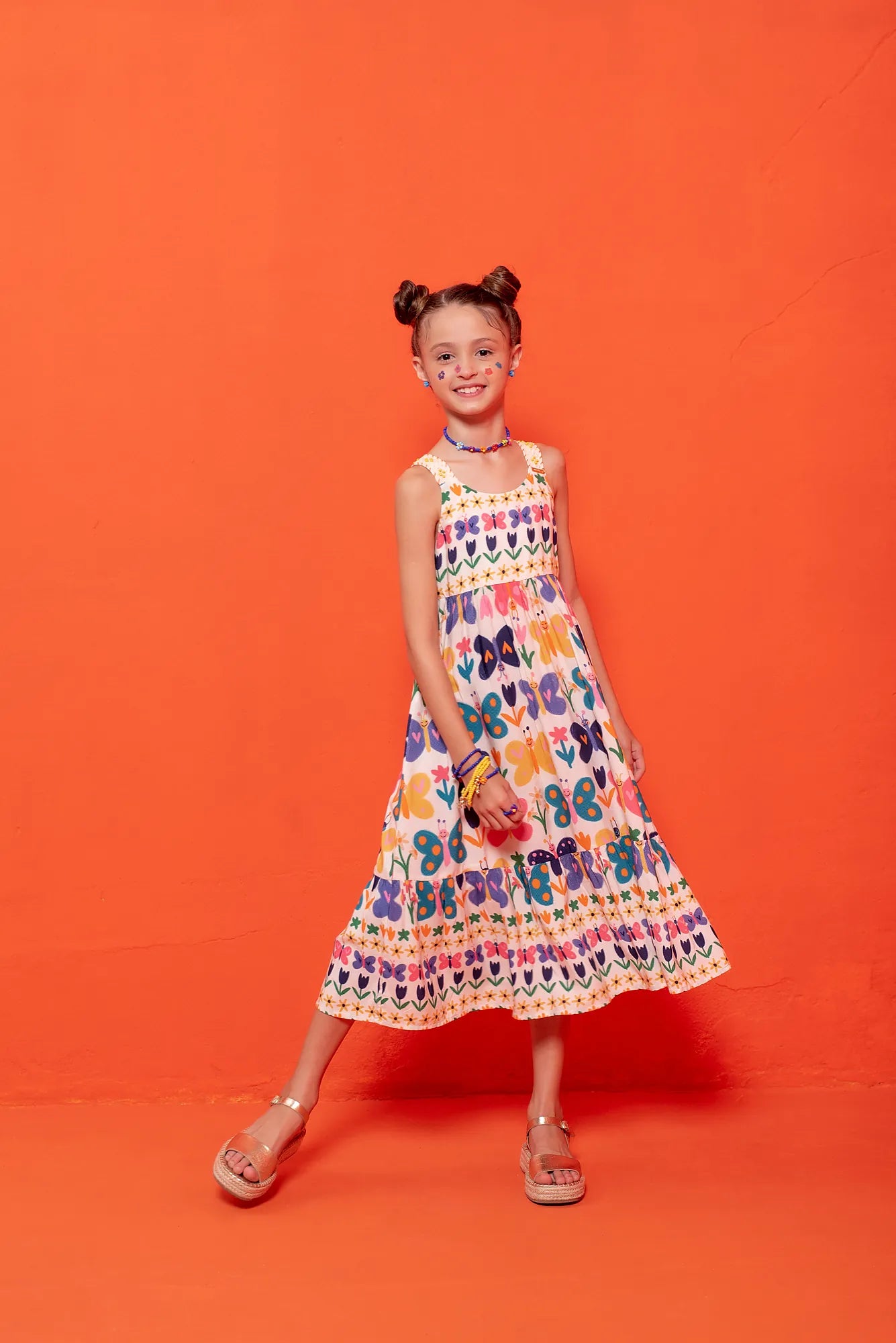 Vestido midi feminino infantil com estampa de borboletas coloridas e babados na barra